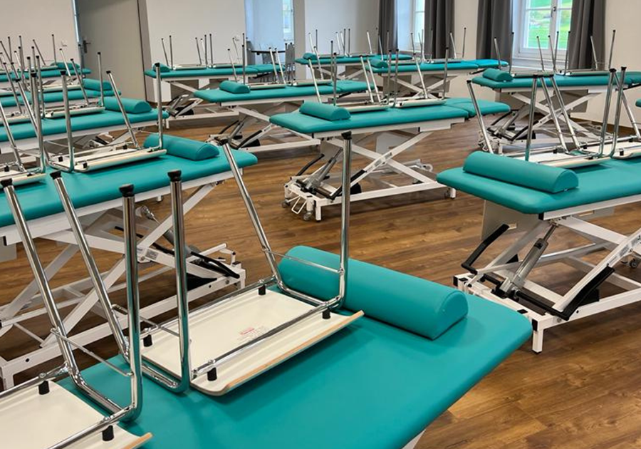 Behandlungsraum mit Therapieliegen