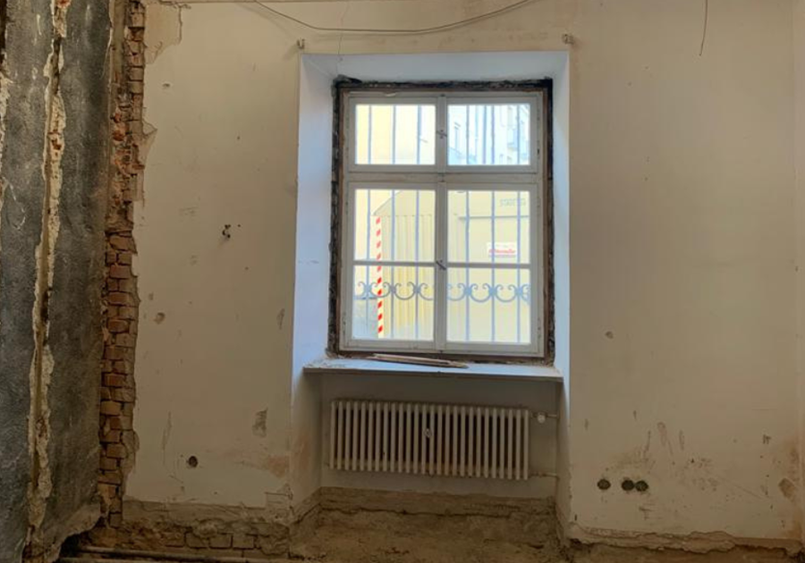 Bestandszustand – freigelegte Wandflächen und Heizkörper