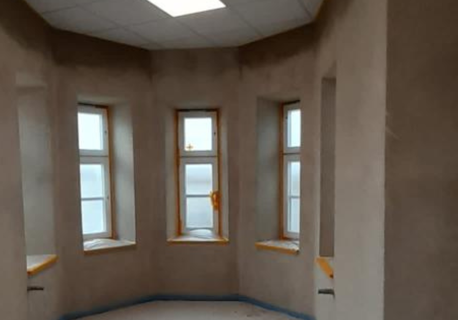 Erkerraum nach Putz – fünfteilige Fensterzone