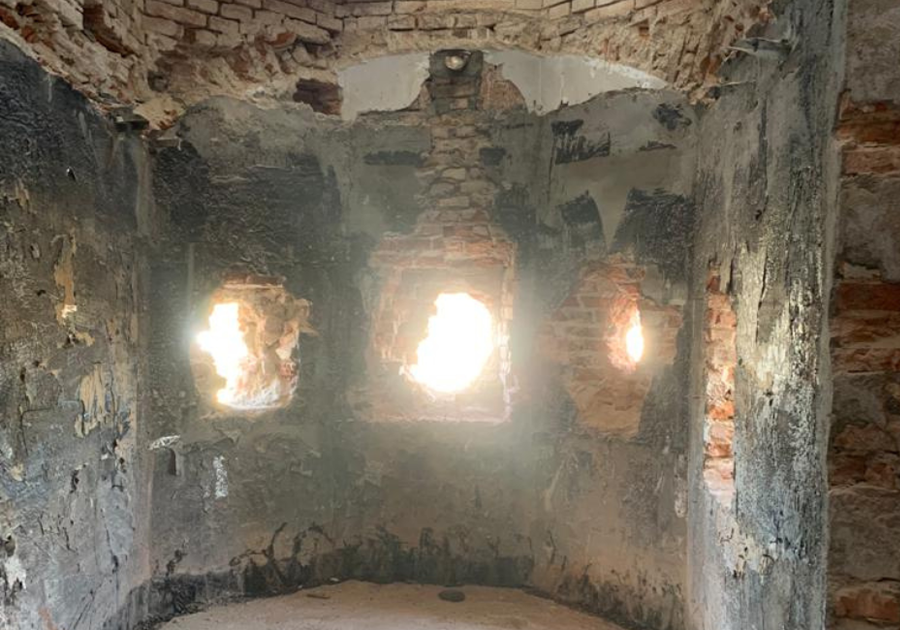 Erkerraum vor Sanierung – freigelegte Ziegelschale