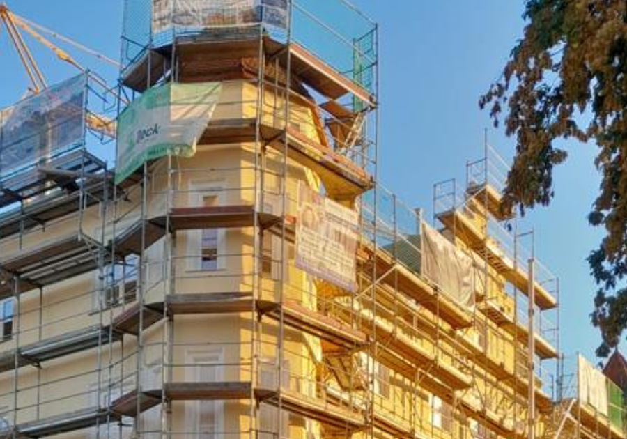 Fassadendetail – eingerüstete historische Gebäudeecke