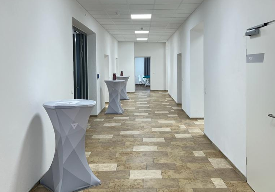 Flurzone mit Stehtischen und Türenfolge