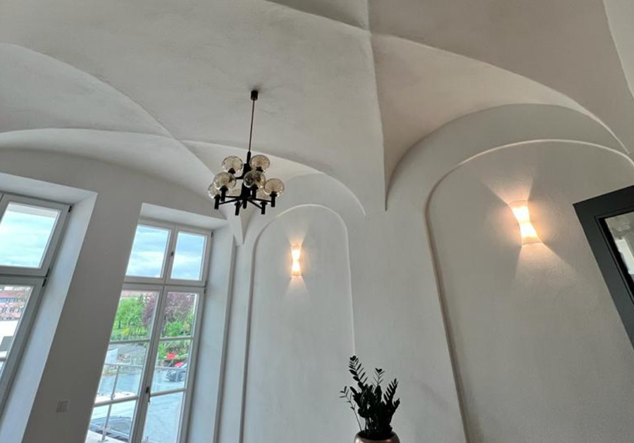 Gewölbedecke – Detail mit Wandleuchten