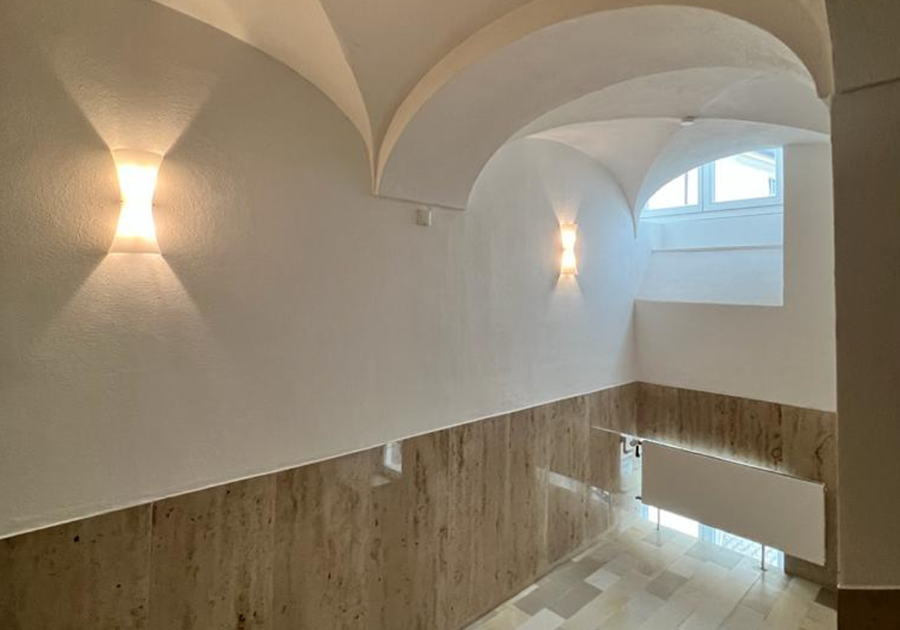 Gewölbegang mit Natursteinsockel