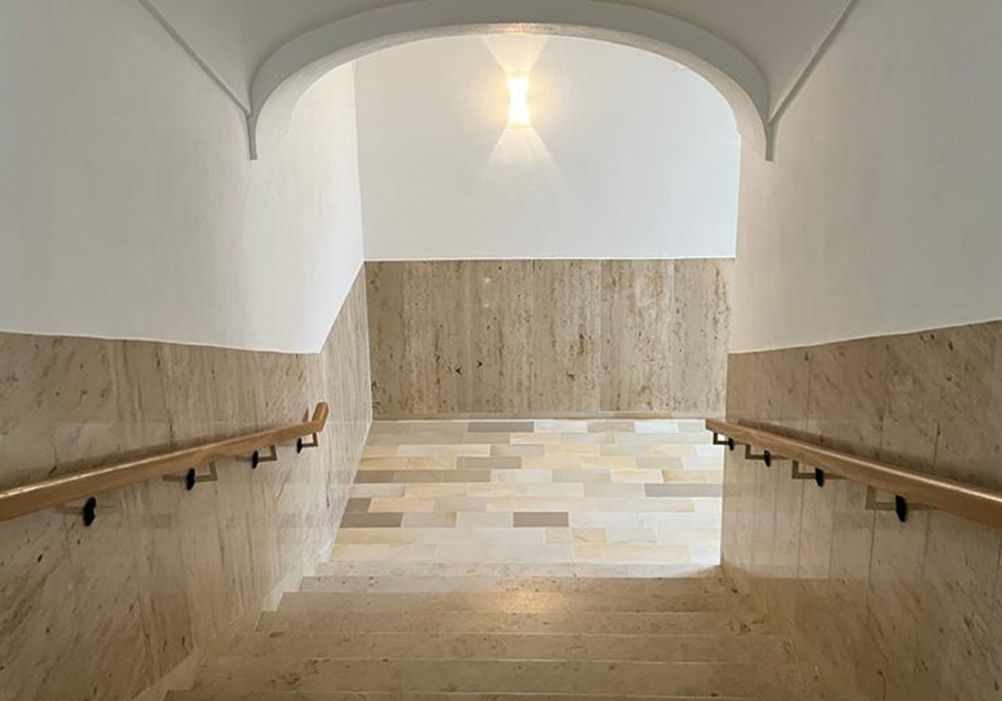 Gewölbetreppe mit Naturstein und Wandputz