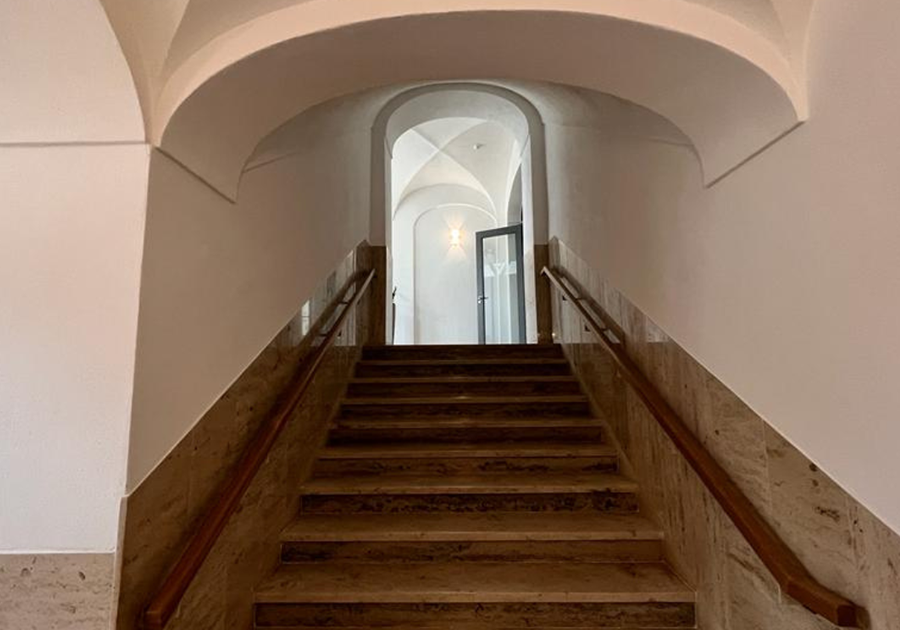 Gewölbetreppe – Naturstein und Wandputz