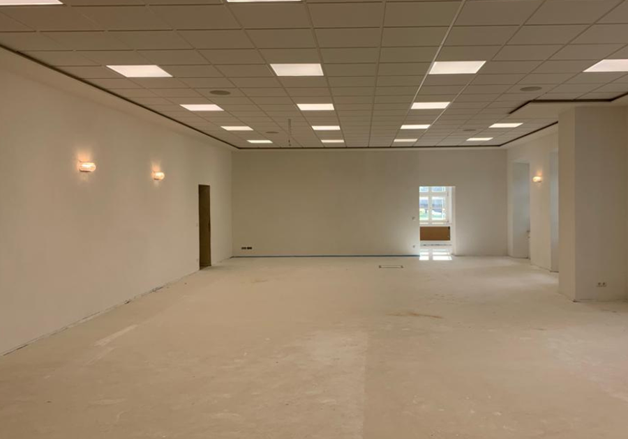 Großer Saal – Rasterdecke und glatte Wandflächen