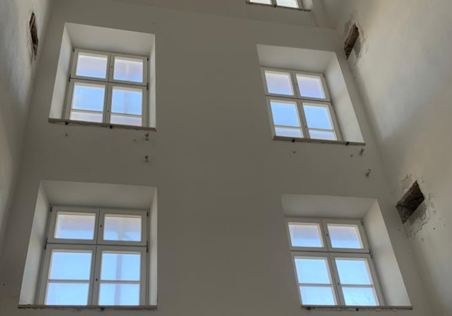 Lichthof nach Sanierung – verputzte Wandflächen