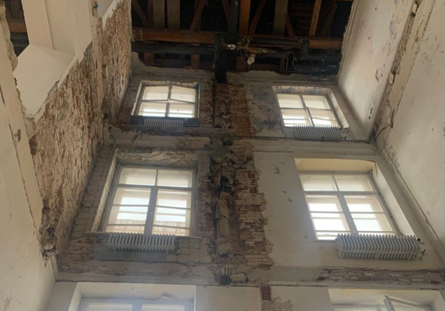 Lichthof vor Sanierung – freigelegtes Ziegelmauerwerk