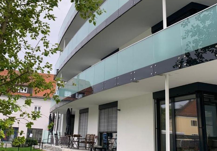 Mehrfamilienhaus-Deggendorf-–-Glasbalkone-und-Gartenanlage.jpg