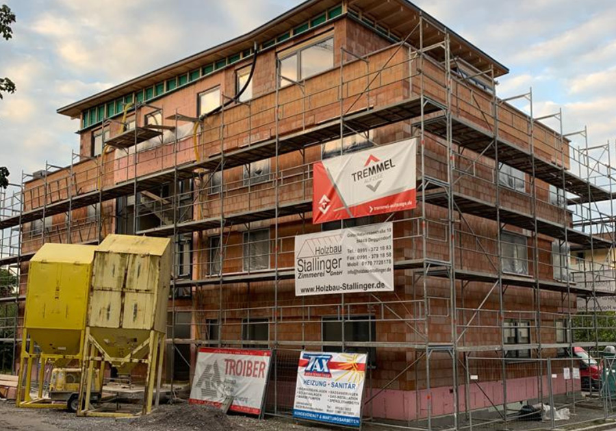 Mehrfamilienhaus-Deggendorf-–-Rohbau-mit-Geruest.jpg