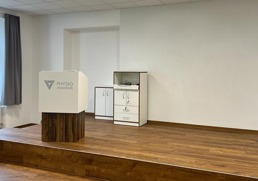 Seminarraum mit Podest und Rednerpult