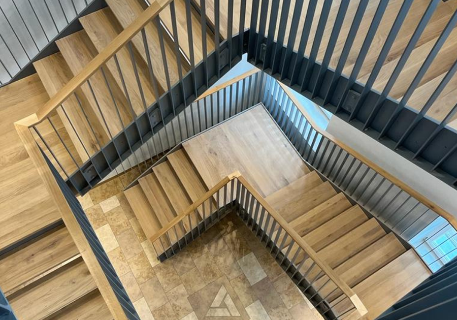 Treppenhaus aus Holz und Stahl – Blick in den Lichthof