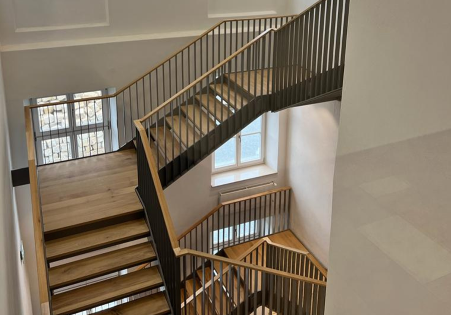 Treppenhaus aus Holz und Stahl – Mehrgeschossig