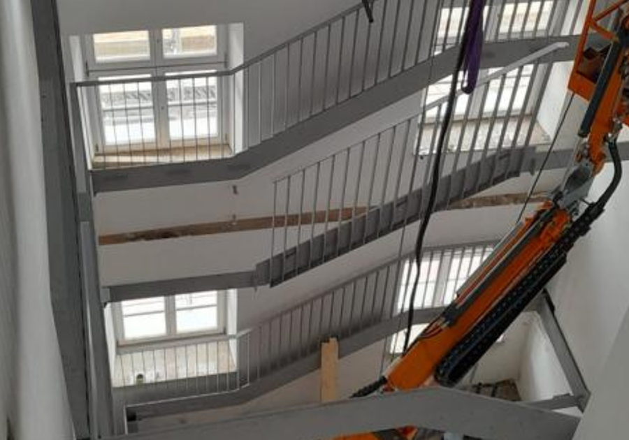 Treppenhaus – Stahlkonstruktion mit Montagerüstung