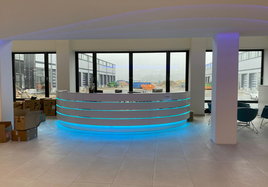 Verwaltungsgebaeude-Hengersberg-–-Empfangstheke-mit-LED-Akzenten-und-Grossfenstern.jpg