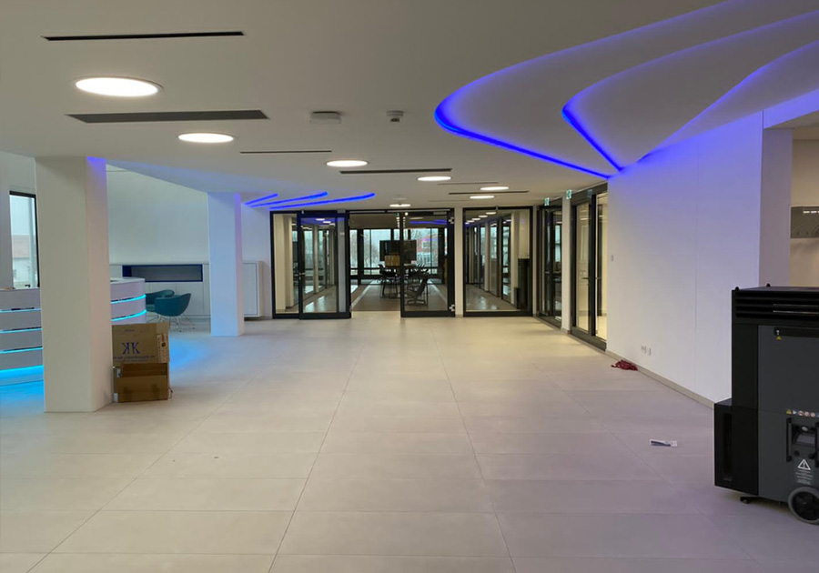 Verwaltungsgebaeude-Hengersberg-–-Lobby-mit-LED-Lichtbaendern-und-Glasbueros.jpg