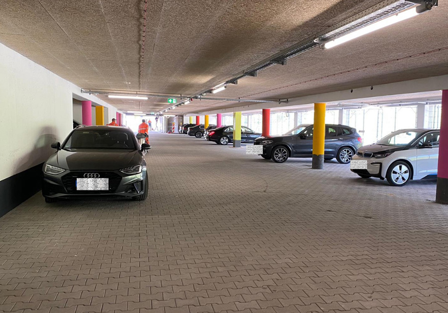 Verwaltungsgebaeude-Hengersberg-–-Tiefgarage-mit-Verbundpflaster-und-farbigen-Stuetzen.jpg