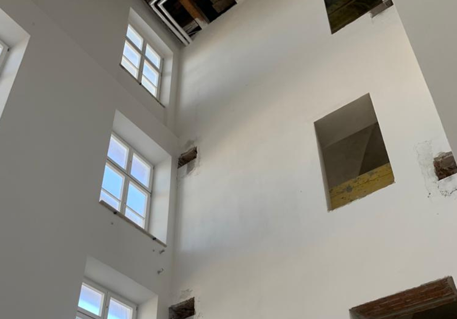 Wände nach Putzarbeiten – Öffnungen und Leitungsführung