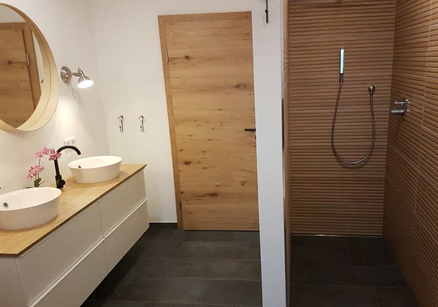 Waschtischanlage und Walk-in-Dusche